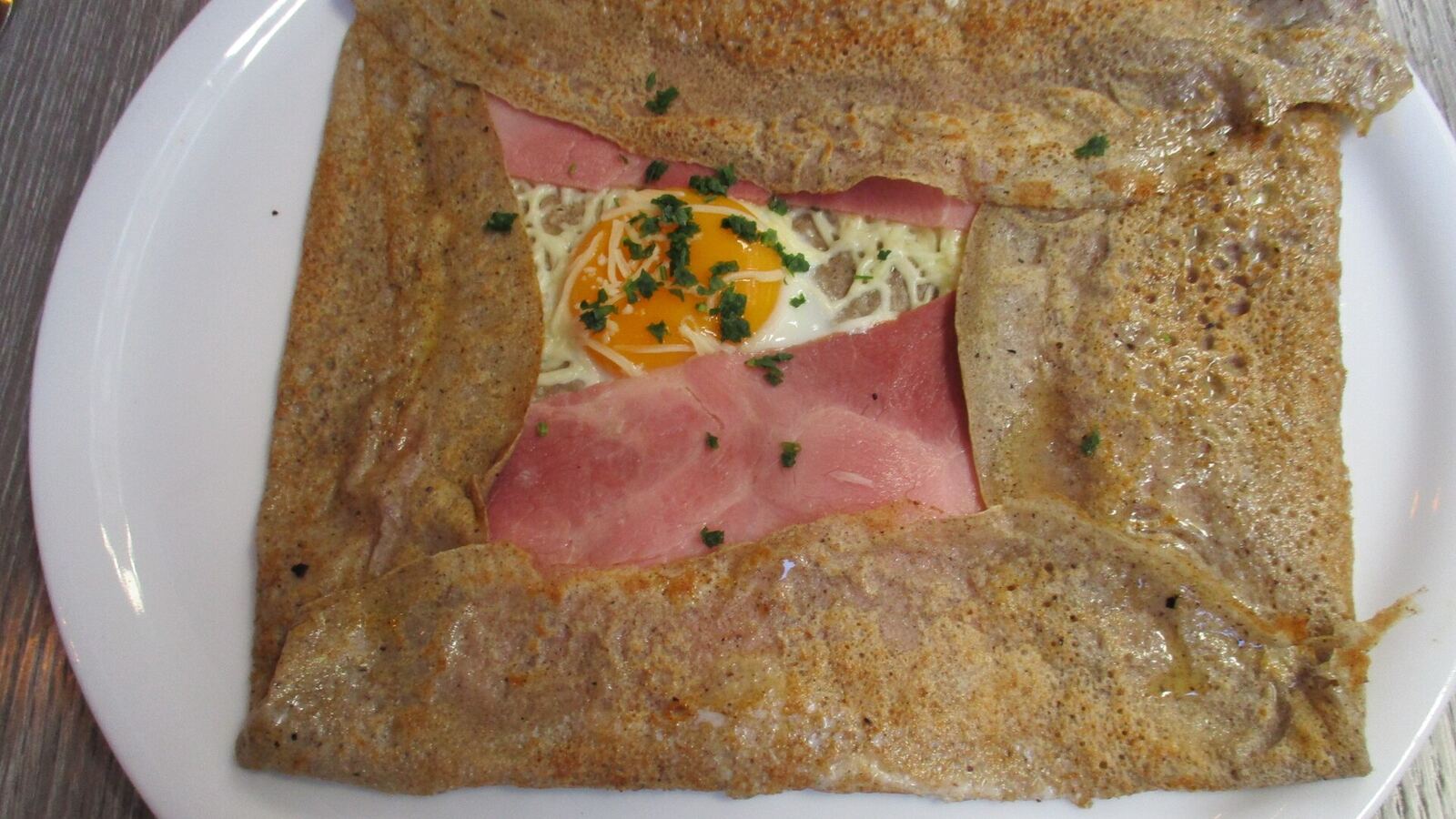 A galette complète with ham, egg and cheese